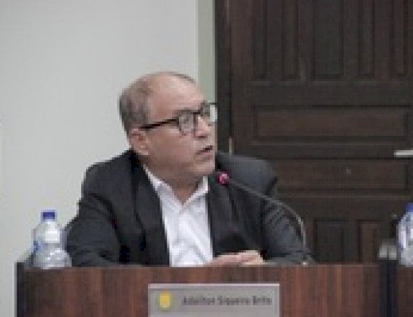 Adailton propõe manutenção de prédios públicos e revitalização de campo
